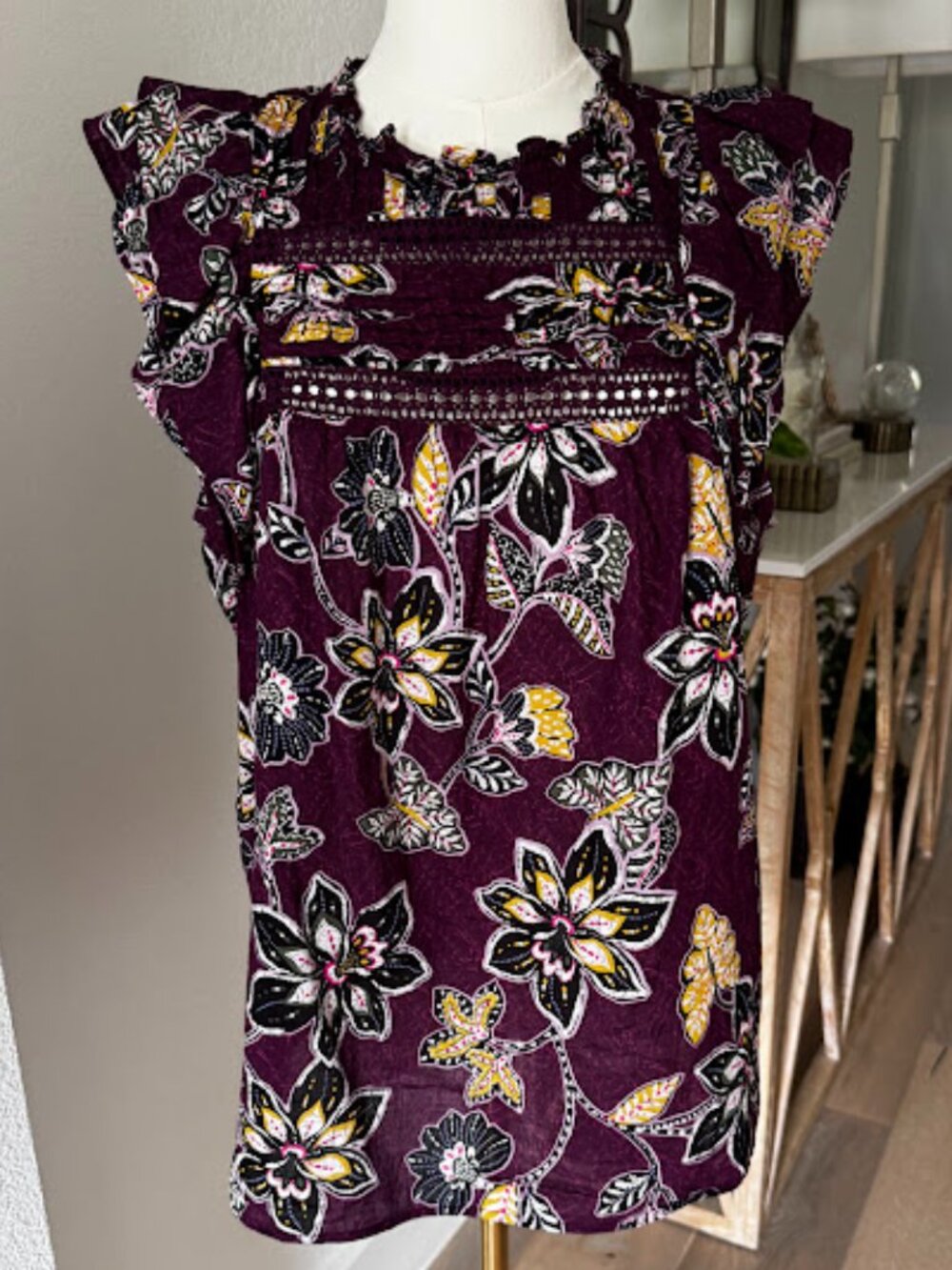 LOFT Floral Flutter Sleeve Blouse (Style #: S/614021) – Size Large  *EUC